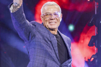 Eric Bischoff congratulates Tony Karn with AEW Dynamite over WCW Nitro
