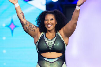 Willow Nightingale re-signs with AEW