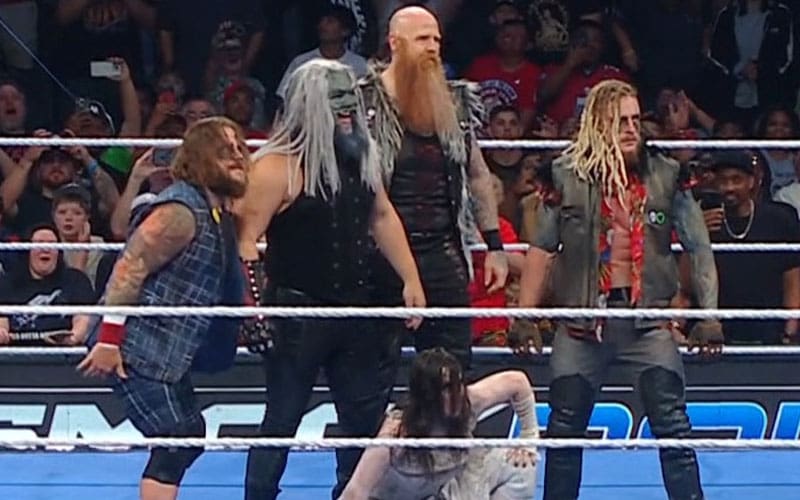 Wyatt Sids returns to WWE on Smackdown, causing chaos in the main event