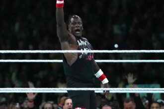 WWE fans confuse Raw to support the recently released R-Truth