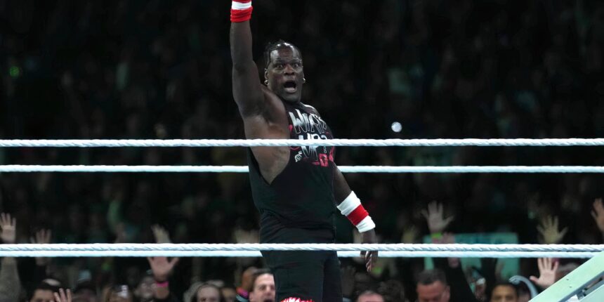 WWE fans confuse Raw to support the recently released R-Truth