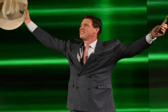 WWE Hall of Fame JBL remembers this star he throws him like a child