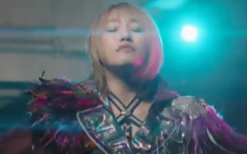 Syuri comes to Roh and she brings her serious resume with her