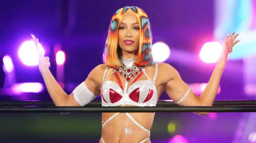 Mercedes Morn contrasts with the AEW & WWE locker room: "Night & Day"