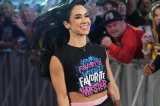 AJ Lee and Becky Lynch shut down Women's War Games team, Flair rejoins WWE SmackDown