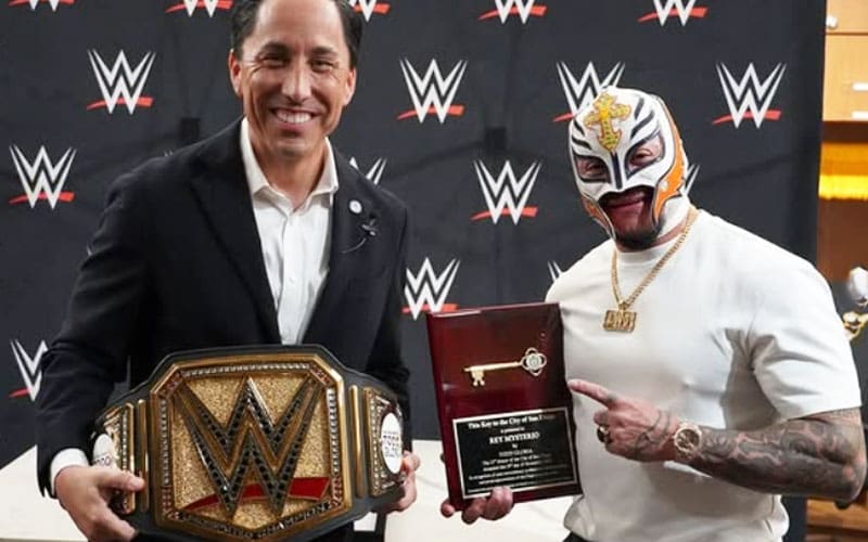Rey Mysterio and other WWE stars receive keys to the city of San Diego