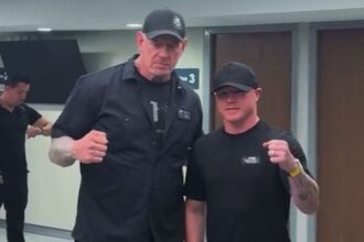 Canelo Alvarez poses with The Undertaker backstage at AAA Guerra de Titanes