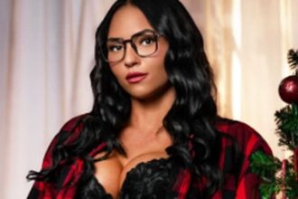 Kiana James shows off her black underwear in stunning Christmas photo