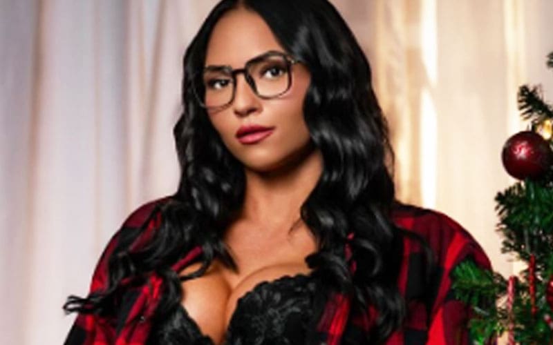 Kiana James shows off her black underwear in stunning Christmas photo